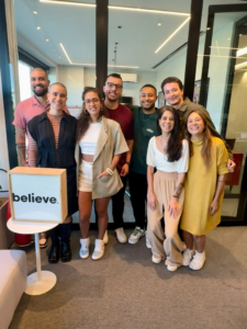 Equipes da Believe e da Urban Pop na assinatura de parceria estratégica no escritório da Believe no Rio de Janeiro em 2026