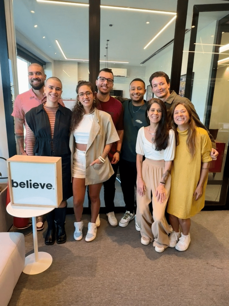 Equipes da Believe e da Urban Pop na assinatura de parceria estratégica no escritório da Believe no Rio de Janeiro em 2026