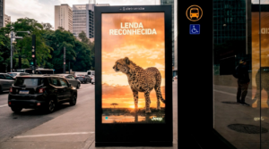 Ação de OOH interativo do Jeep Renegade criada pela Leo em abrigos de ônibus na Avenida Paulista e Faria Lima em São Paulo com telas que reagem à passagem do carro