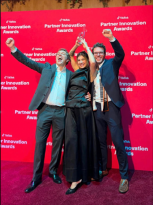 Caio Dominguez Alice Johnston e Felipe Colaneri da LOI Global recebem o prêmio Innovation in Creative no TikTok Global Partner Summit 2026 em Nova York