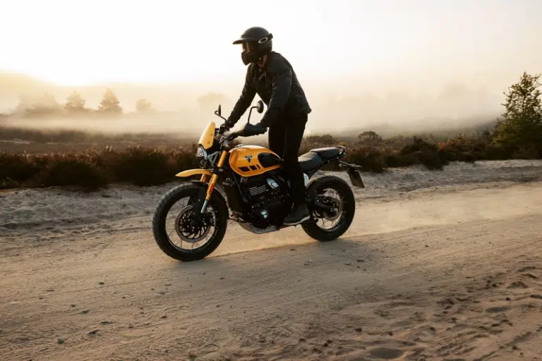 Triumph Scrambler 400 XC registra alta de 35,7% nos emplacamentos em abril de 2026 com crescimento geral de 8,6% no Brasil