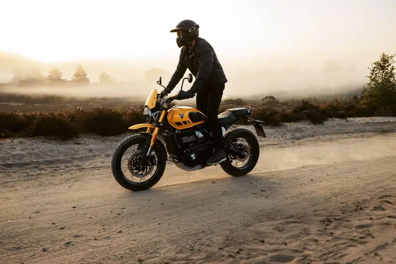 Triumph Scrambler 400 XC registra alta de 35,7% nos emplacamentos em abril de 2026 com crescimento geral de 8,6% no Brasil