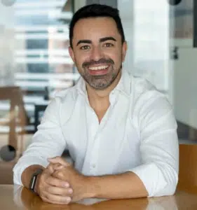 Sedenir Junior novo Diretor de Marketing do Outback Steakhouse anunciado em 2026 com trajetória em Starbucks Petz e Walmart