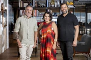 André Kassu co-CEO Crispin Silvia Ramazzotti Diretora de Marketing JCDecaux e Vinicius B Reis CEO Crispin no anúncio da parceria em maio de 2026