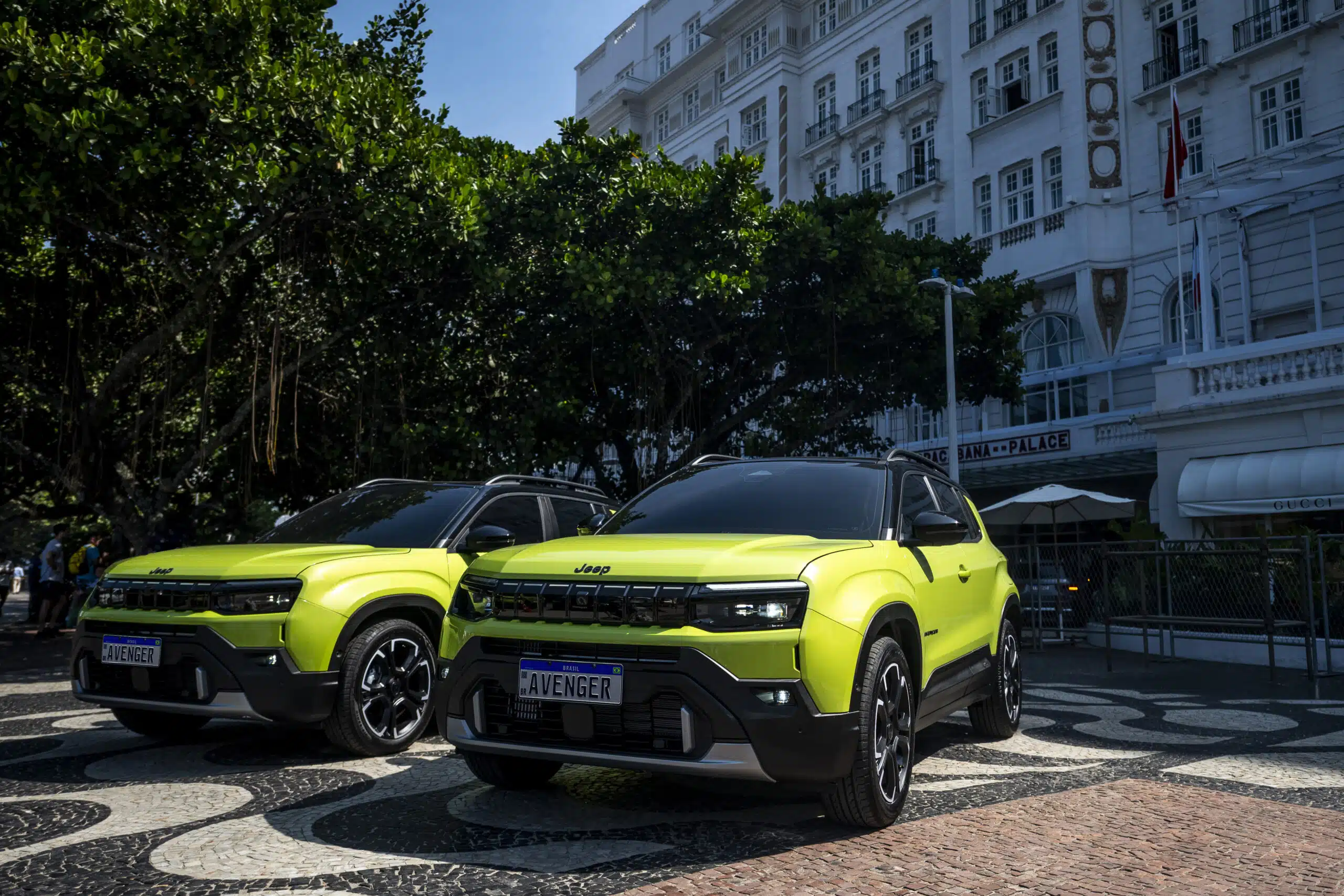 Novo Jeep Avenger faz sua primeira aparição pública mundial no Todo Mundo no Rio com ativação Estoy quase Aqui criada pela Leo em abril de 2026