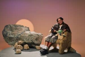 Tia Milena ao lado de Grogu no spot da Disney Brasil para O Mandaloriano e Grogu com estreia nos cinemas em 21 de maio de 2026