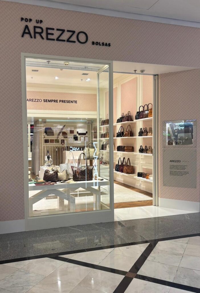 Pop-up store de bolsas da Arezzo no Shopping Eldorado em São Paulo com lançamento da linha Arezzo Grafia e monograma proprietário em 2026