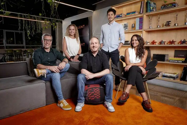 Equipe da Talent agência que retorna ao Top 10 das maiores do Brasil em 2026 com crescimento de 25 por cento e metodologia Fazedoria