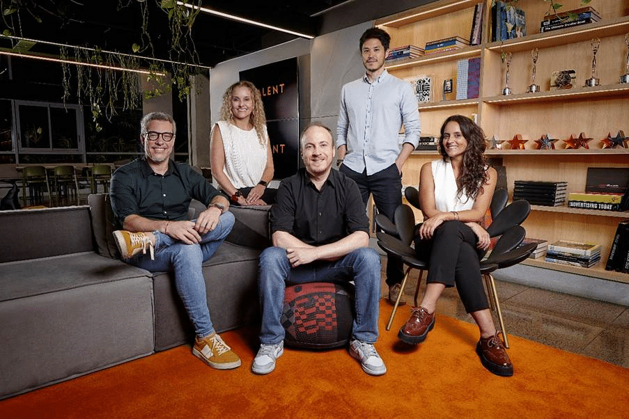 Equipe da Talent agência que retorna ao Top 10 das maiores do Brasil em 2026 com crescimento de 25 por cento e metodologia Fazedoria