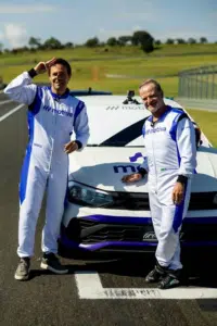 Rubens Barrichello e Gerson Campos realizam text drive no Autódromo Velocitta em campanha da Motiva e Talent contra uso do celular ao volante em junho de 2026