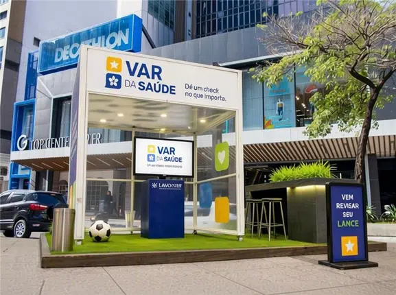 Dasa instala cabine VAR da Saúde na Avenida Paulista em 21 de junho de 2026 para conectar check-up preventivo e vacinação ao imaginário do futebol durante a Copa do Mundo