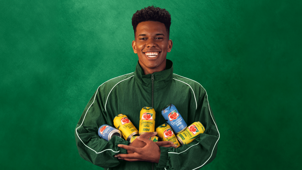 Guaraná Antarctica convoca Estevão como embaixador e lança filme Sede de Torcer É Coisa Nossa criado pela Crispin no dia da estreia da Seleção na Copa 2026