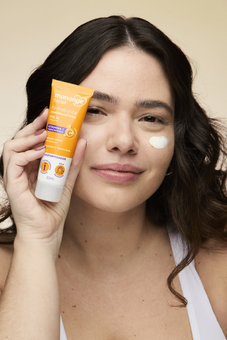 Monange lança Hidratante Multibenefícios com Vitamina C e Niacinamida com FPS 25 e tecnologia antimarcas inteligente