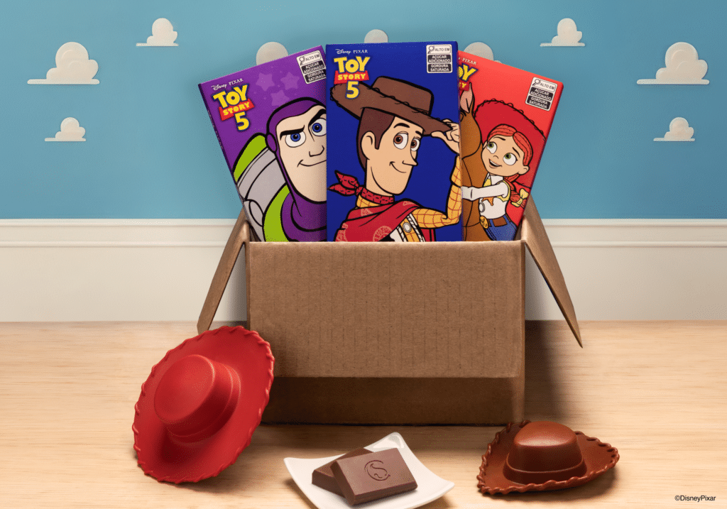 Cacau Show lança tabletes de Toy Story 5 com Buzz Lightyear Woody e Jessie no primeiro licenciamento da marca com a Disney disponível a partir de 5 de julho de 2026