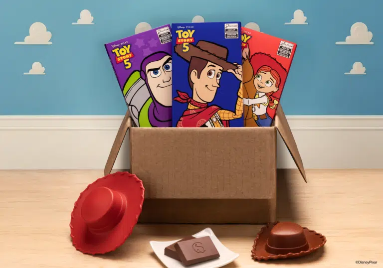 Cacau Show lança tabletes de Toy Story 5 com Buzz Lightyear Woody e Jessie no primeiro licenciamento da marca com a Disney disponível a partir de 5 de julho de 2026