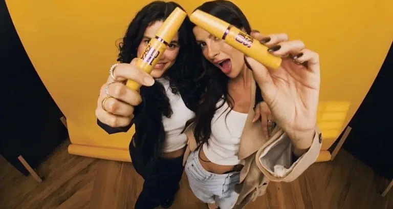 Manu Gavassi e Nah Cardoso protagonizam a campanha Colossal desde sempre de Maybelline New York celebrando a história da máscara de cílios icônica em junho de 2026
