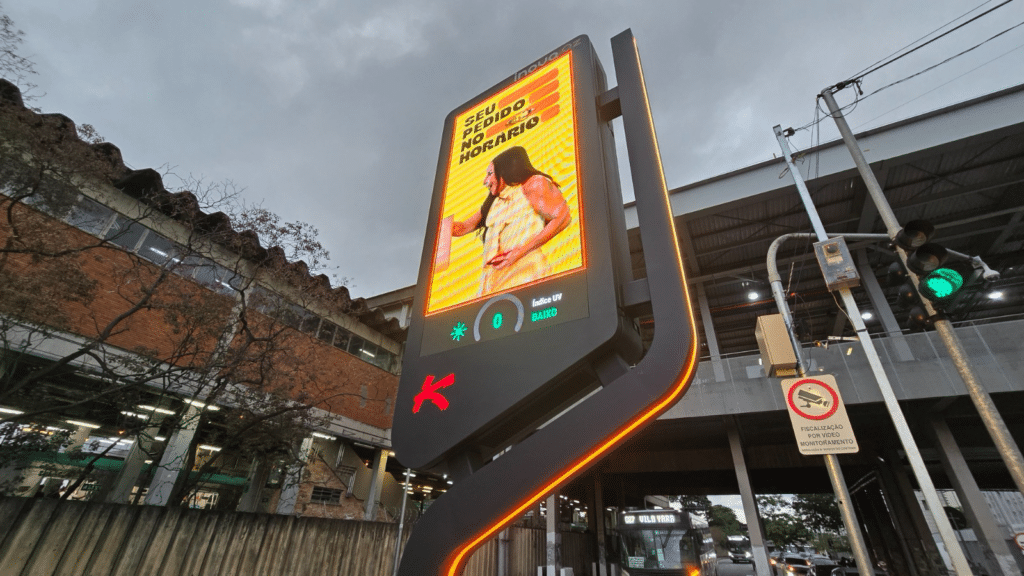 Kallas Mídia OOH e Inova OZ anunciam parceria para infraestrutura urbana conectada em Osasco com Smart Poles e mobiliário urbano inteligente em 2026