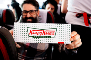 Krispy Kreme e LATAM Airlines realizam Donut Drop a bordo distribuindo o Original Glazed e celebram chegada da marca ao Aeroporto de Congonhas em 2026