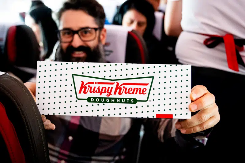 Krispy Kreme e LATAM Airlines realizam Donut Drop a bordo distribuindo o Original Glazed e celebram chegada da marca ao Aeroporto de Congonhas em 2026