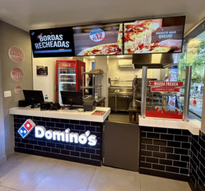 Domino's apresenta modelo de franquia compacta Brotinho na ABF Franchising Expo com 50m2 e investimento de R$400 mil para o interior em junho de 2026