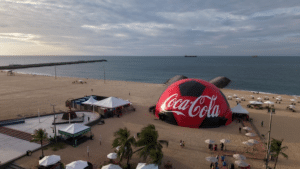Coca-Cola Fanzone traz domo imersivo gratuito à Praia de Iracema em Fortaleza entre 24 e 27 de junho de 2026 com ingressos esgotados