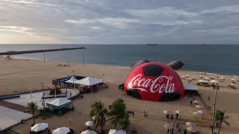 Coca-Cola Fanzone traz domo imersivo gratuito à Praia de Iracema em Fortaleza entre 24 e 27 de junho de 2026 com ingressos esgotados