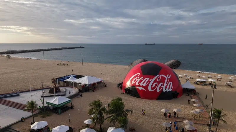 Coca-Cola Fanzone traz domo imersivo gratuito à Praia de Iracema em Fortaleza entre 24 e 27 de junho de 2026 com ingressos esgotados