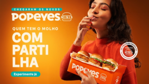 Popeyes lança Minis com campanha Letras Miúdas da AlmapBBDO transformando condições de promoção em desafios para duplas de amigos em julho de 2026
