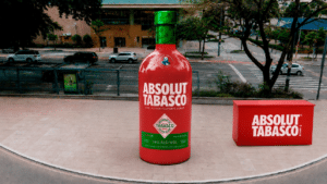 Absolut TABASCO campanha lançamento Brasil garrafa interativa experiência imersiva