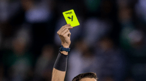 Cartão amarelo personalizado Yelum Seguros na arbitragem da CBF