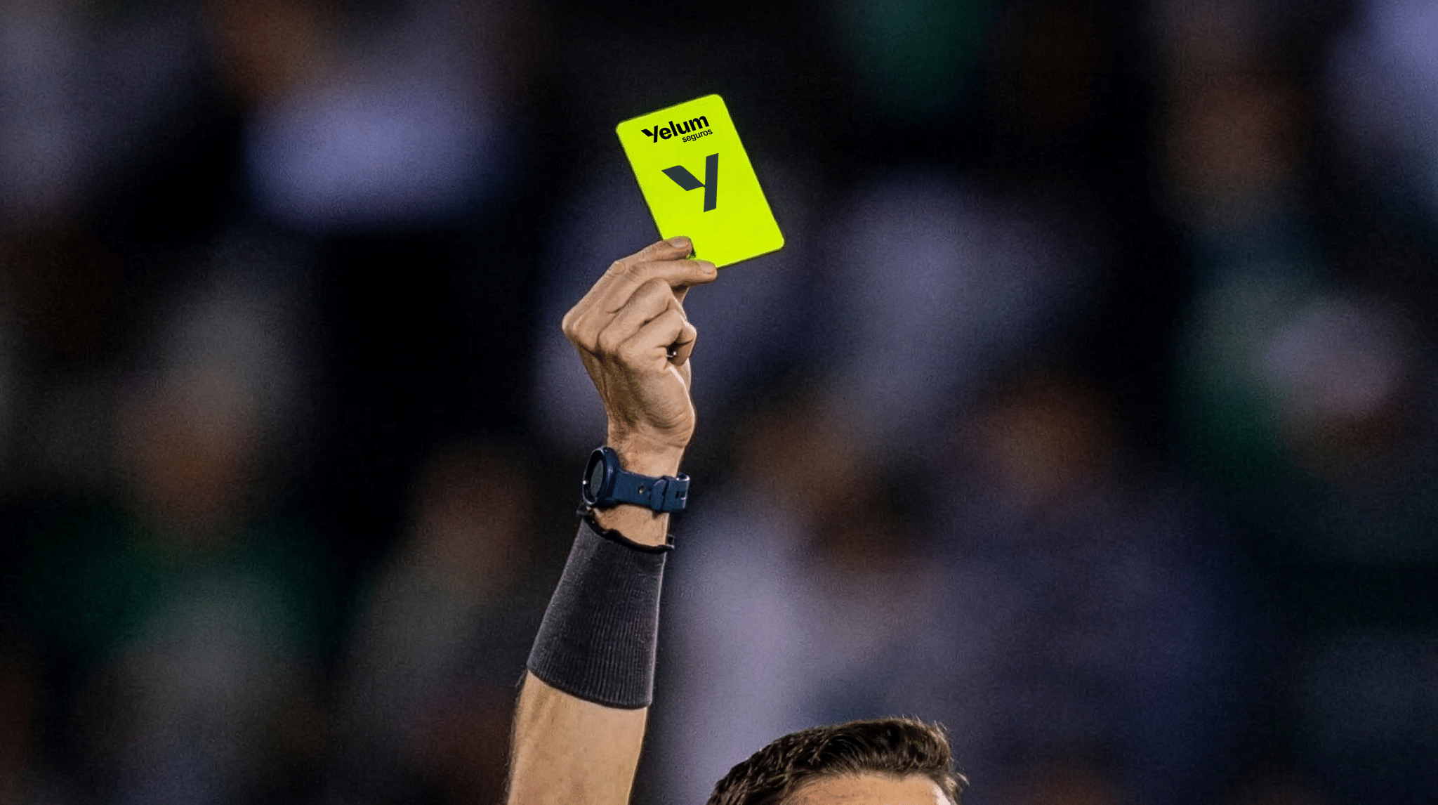 Cartão amarelo personalizado Yelum Seguros na arbitragem da CBF