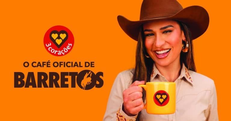 De 20 a 30 de agosto, a 3 Corações desembarca na Festa do Peão de Barretos, a etapa mais emblemática do Circuito Sertanejo 2026, plataforma que reúne os grandes festivais de música e rodeios do país. Maior evento country da América Latina, Barretos deve reunir cerca de 990 mil visitantes ao longo dos onze dias, num complexo de mais de 2 milhões de metros quadrados. É aqui que a 3 Corações arma sua operação mais completa do circuito. O centro da operação será o Espaço 3 Corações, estande com identidade country inspirado no conceito "Antes de tudo, siga o coração". No local, o visitante poderá participar de um game de precisão temático, concorrer a brindes e viver uma experiência que transforma o café em convite à interação. A presença, porém, vai muito além do estande: a marca ocupará pontos estratégicos como a avenida de ativações, a Vila dos Artistas, a área de imprensa, o entorno da Arena de Shows e Rodeio, o Festival Queima do Alho e a área de camping. Nos camarotes, a 3 Corações terá espaço próprio e serviço de café no Camarote Brahma, no Camarote Ballantine's e em áreas corporativas. Com café fresco e opções como Cappuccino Cream, a marca quer estar presente também no momento em que a energia precisa durar até o último show. Café como parte da memória do evento A aposta traduz uma mudança importante na relação entre marcas e consumo. Em um evento como Barretos, o café deixa de ser apenas uma pausa funcional e passa a integrar a memória do que foi vivido. Ele entra na conversa, acompanha o reencontro, sustenta o ritmo e ajuda a prolongar a celebração. Ao participar de todas as etapas do Circuito Sertanejo, a 3 Corações reforça sua conexão com um público jovem adulto que valoriza experiências leves, divertidas e compartilháveis. É uma presença que combina a força de uma marca brasileira com um dos mais potentes símbolos de cultura popular do país. "Estar presente no Circuito Sertanejo, e especialmente em Barretos, é uma forma de fortalecer a presença e a relevância da 3 Corações junto a um dos maiores fenômenos culturais e musicais do Brasil. Queremos criar experiências memoráveis que aproximem ainda mais a marca do público, reforçando nossa conexão com momentos de celebração, música e convivência que fazem parte da vida dos brasileiros", afirma Anderson Spada, Head de Marketing do Grupo 3corações.