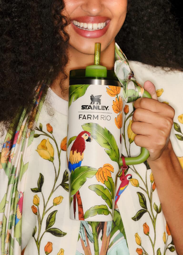 Coleção colaborativa FARM Rio e Stanley 1913 com estampas tropicais
