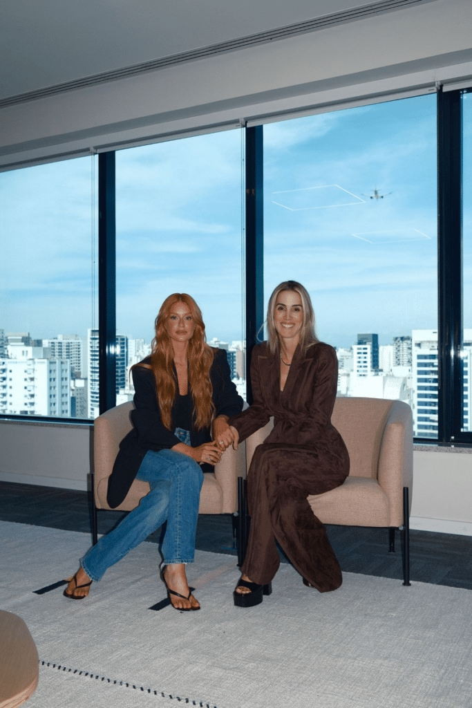 TRUSS Professional, marca do Grupo Boticário, anuncia a renovação de sua parceria com Marina Ruy Barbosa, que seguirá como embaixadora da marca pelos próximos três anos. A continuidade da relação, iniciada em maio de 2025, reforça uma aliança estratégica de longo prazo que une a autoridade técnica e a inovação de TRUSS à presença de uma das personalidades mais influentes do país, ampliando a conexão da marca com consumidores e profissionais por meio de transformações capilares que se tornam referência no mercado. O novo capítulo da parceria fortalece a estratégia de TRUSS de consolidar sua liderança no segmento premium de cuidados capilares, evidenciando a tecnologia e a performance que tornam possíveis transformações icônicas. Nesse contexto, Marina Ruy Barbosa amplia o alcance cultural da marca e traduz sua proposta de valor em uma estética aspiracional e contemporânea. Desde que foi anunciada como embaixadora, a atriz estrelou campanhas como Unique Blond, Uso Obrigatório e Color Shield, além de ampliar a visibilidade de mais lançamentos, conectando as inovações da empresa nacional a novos públicos e a diferentes momentos de sua rotina. "Marina traduz de maneira muito natural o universo TRUSS. Ela carrega uma imagem premium, possui grande afinidade com os nossos projetos e, principalmente, construiu uma relação de confiança genuína com o público. Os resultados que alcançamos mostram que essa parceria não gera apenas alcance: ela aumenta a consideração pela marca, reforça a percepção de qualidade dos produtos e desperta desejo", afirma Renata Gomide, VP de Marketing do Grupo Boticário. A transformação que viralizou Entre os principais marcos da parceria está a transformação de Marina Ruy Barbosa, que apareceu loira pela primeira vez no início de sua trajetória como embaixadora. O anúncio tornou-se o conteúdo mais engajado do ano no perfil da TRUSS, com desempenho 96% superior à média da marca, e impulsionou em 138% o crescimento do perfil no período. No total, os conteúdos sobre o novo visual ultrapassaram 10 milhões de visualizações e 530 mil interações, levaram o assunto ao segundo lugar nos Trending Topics do X, antigo Twitter, e ampliaram sua repercussão na imprensa e nas redes sociais. No Google, o aumento das buscas por "TRUSS" e "Marina Ruy Barbosa loira" fez com que a plataforma passasse a sugerir organicamente o termo "Marina Ruy Barbosa TRUSS". Mais do que gerar visibilidade, a transformação ajudou a materializar uma das principais mensagens da marca: a possibilidade de realizar mudanças intensas de cor sem abrir mão da saúde dos fios. "Construímos uma relação muito verdadeira ao longo desse período. Eu participei de transformações importantes com TRUSS e pude acompanhar de perto todo o cuidado técnico por trás de cada produto e de cada processo. Para mim, não faria sentido falar sobre cabelo sem acreditar no resultado e sem realmente incorporar os produtos à minha rotina. Estou muito feliz em continuar essa parceria e em desenvolver novos projetos que tenham cada vez mais conexão com a minha vida", afirma Marina Ruy Barbosa. Próximos passos da parceria Para o próximo ciclo, a companhia pretende intensificar a presença da marca nos diferentes momentos da rotina da atriz, aproximando campanhas, conteúdos e experiências de seus projetos pessoais e profissionais. "Acreditamos que uma embaixadora precisa participar da construção da marca de maneira consistente e duradoura. A renovação nos permite aprofundar essa conexão, integrar a TRUSS de forma ainda mais orgânica aos projetos de Marina e contar novas histórias que demonstrem, na prática, como tecnologia, transformação e saúde capilar podem caminhar juntas", complementa Gomide.
