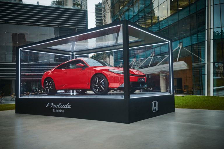 Honda Prelude exposto em redoma na Avenida Faria Lima, em São Paulo