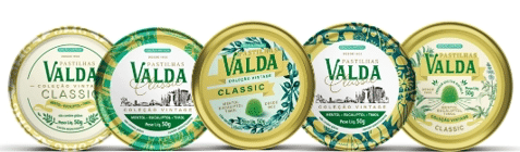 Após registrar crescimento de 26% em unidades vendidas no acumulado de 2026 — seu melhor desempenho desde 2023 —, Valda, marca da Eurofarma com mais de 120 anos de história, segue com sua estratégia de lançamentos e traz, no segundo semestre, a edição limitada Valda Retrô, que resgata a identidade visual clássica da marca em uma coleção especial de cinco rótulos colecionáveis. Eles serão disponibilizados em edições limitadas ao longo da campanha, com cada rótulo sendo comercializado nos pontos de venda por tempo determinado. A previsão é que a cada três meses uma nova lata retrô esteja disponível para os consumidores. Além do apelo colecionável, a iniciativa reforça o posicionamento de Valda como uma marca tradicional, mas que segue se renovando para manter sua conexão com diferentes gerações de consumidores. "Há mais de 120 anos, Valda faz parte da rotina dos brasileiros e construiu uma relação de confiança com diferentes gerações. A edição limitada Valda Retrô celebra esse legado enquanto reforça nossa capacidade de evoluir, ampliando o portfólio e mantendo a marca relevante para os consumidores", afirma Donino Scherer, diretor da Unidade OTC da Eurofarma.