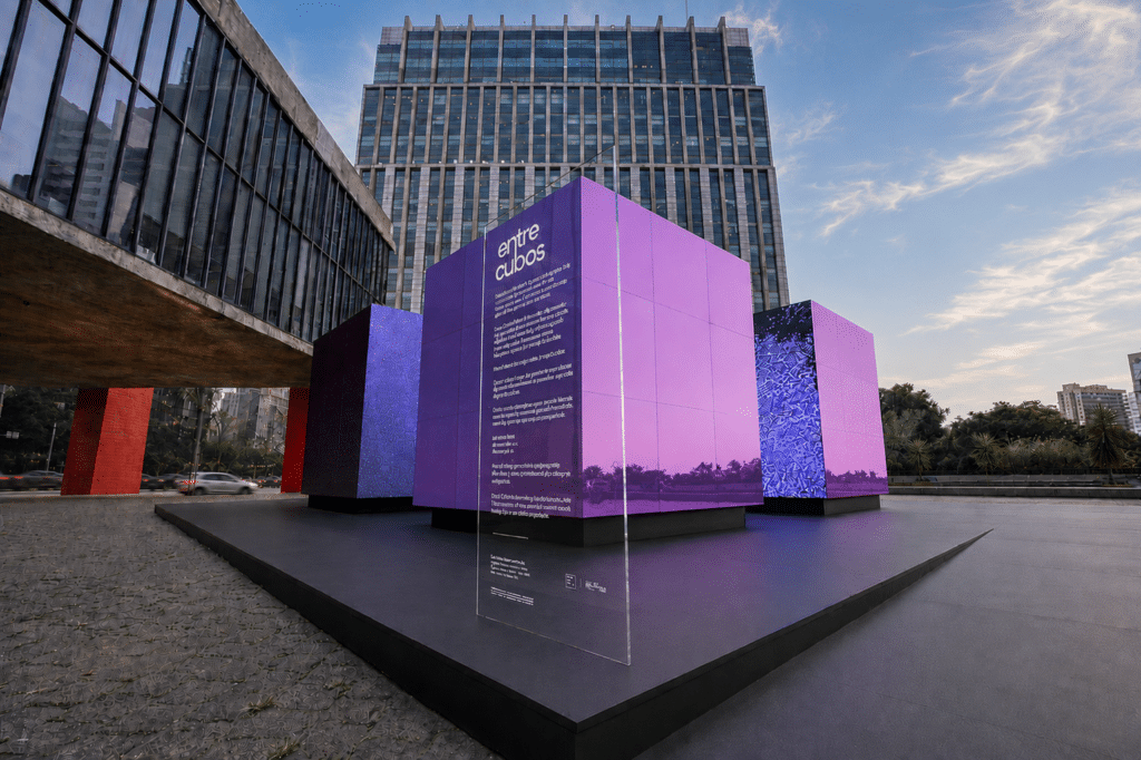 Instalação "Entre Cubos" do Nubank Arte Lab no vão livre do MASP