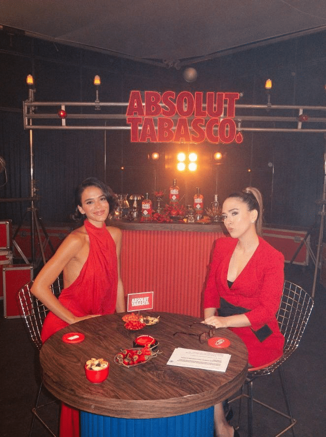 Bruna Marquezine e Tatá Werneck em "Papo com Pimenta", campanha Absolut TABASCO