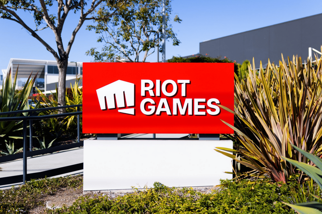 Logos da GMD e da Riot Games representando a parceria para CBLOL e VCT Americas
