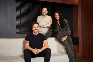 Raphael Vignola, Bruno Lima e Ludmila OG, do Grupo Farol e da Waví, anunciam o Hub de Brasilidades