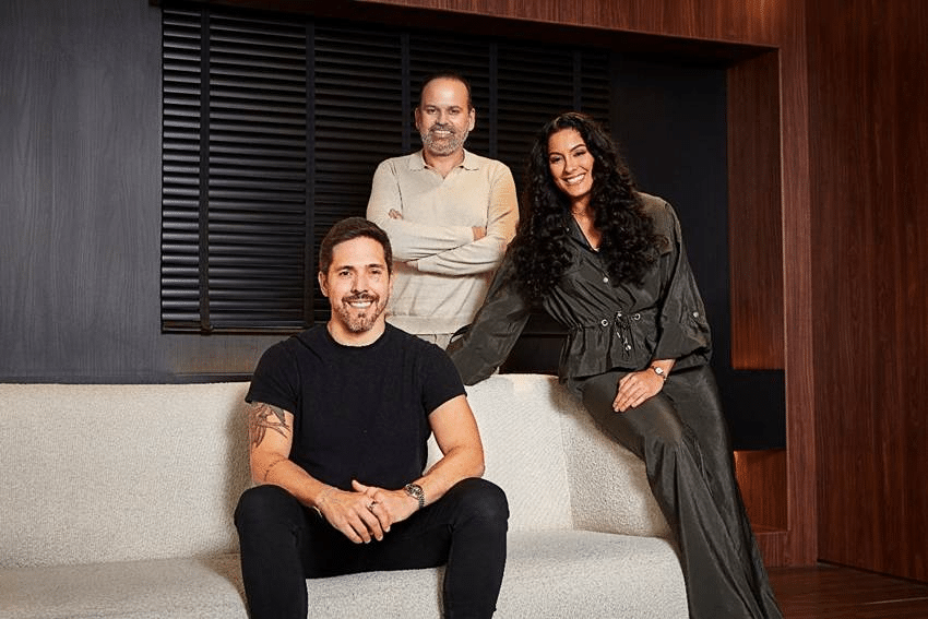 Raphael Vignola, Bruno Lima e Ludmila OG, do Grupo Farol e da Waví, anunciam o Hub de Brasilidades