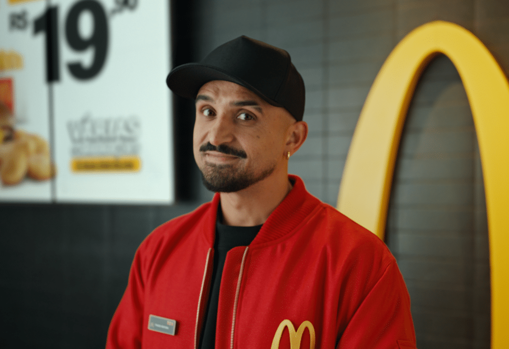 Thiago Ventura veste uniforme do McDonald's na campanha Economéqui