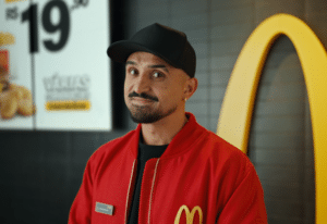 Thiago Ventura veste uniforme do McDonald's na campanha Economéqui