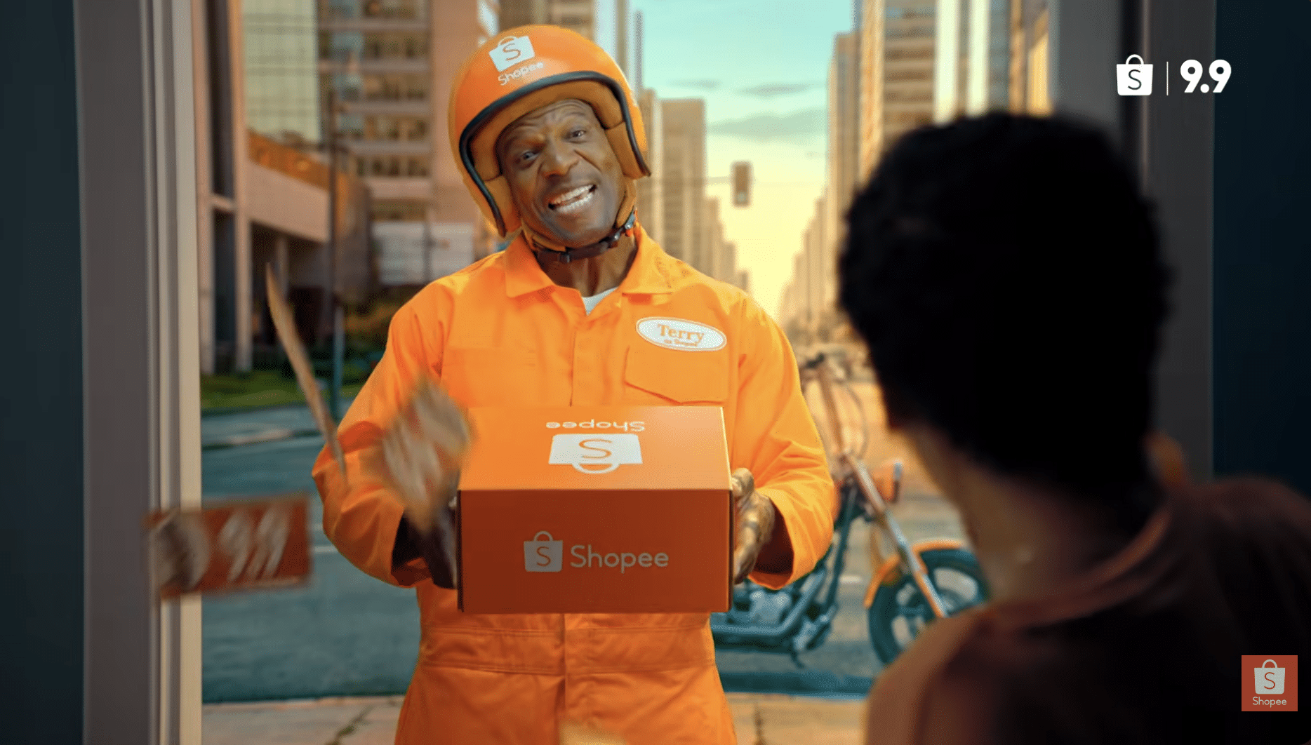 Terry Crews em campanha do 9.9 da Shopee sobre entregas rápidas