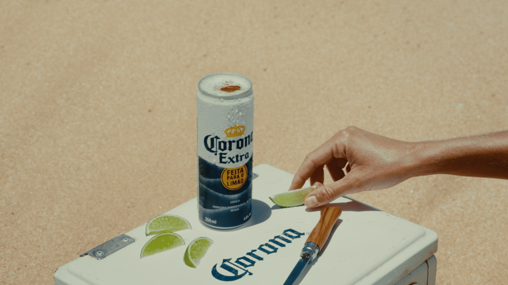Lata de Corona com abertura total para o ritual do limão