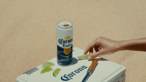 Lata de Corona com abertura total para o ritual do limão