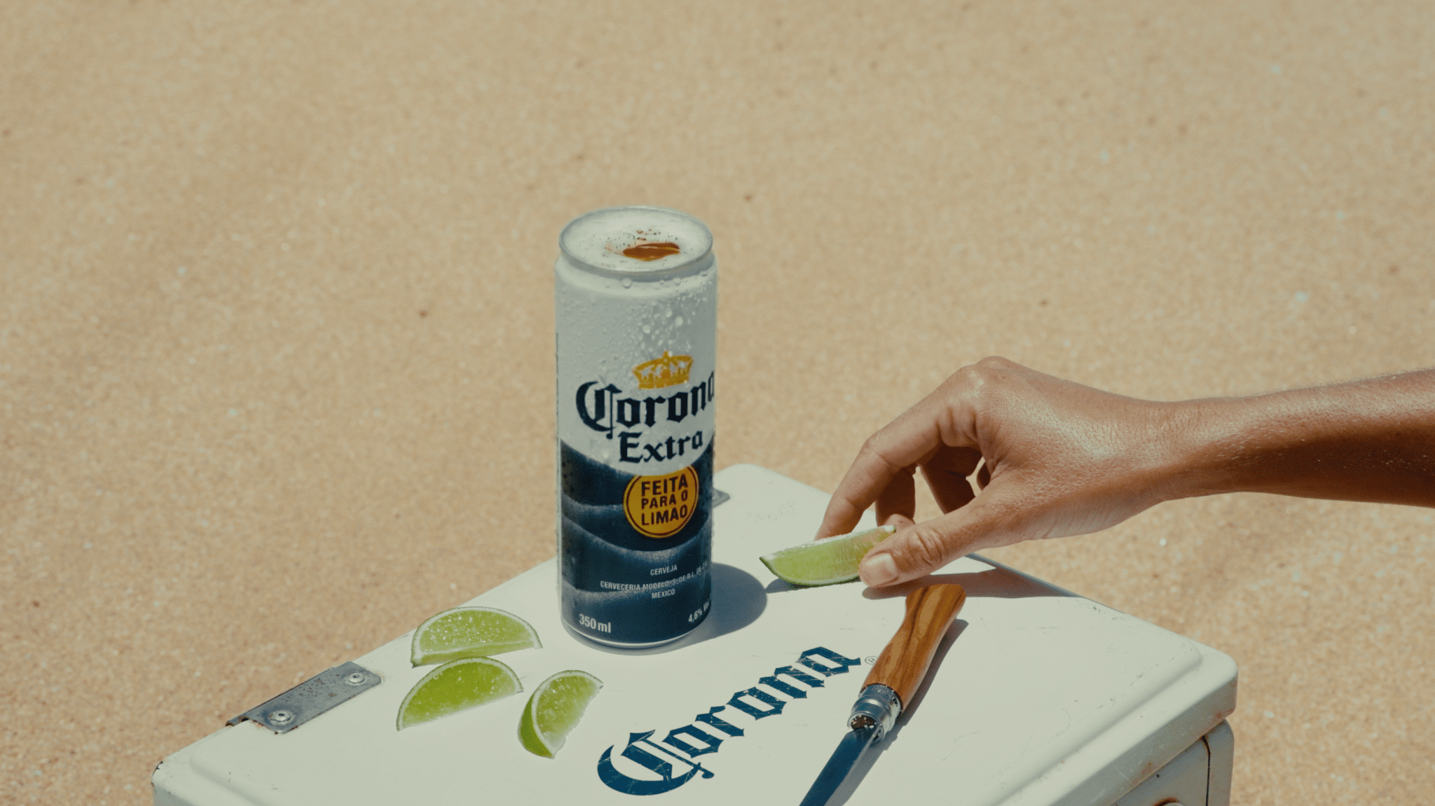 Lata de Corona com abertura total para o ritual do limão