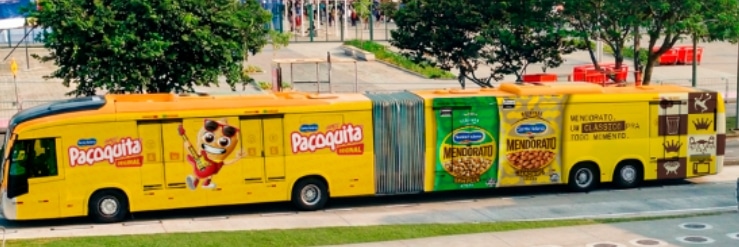 Veículos personalizados de Paçoquita e Mendorato nas ruas do Rio de Janeiro