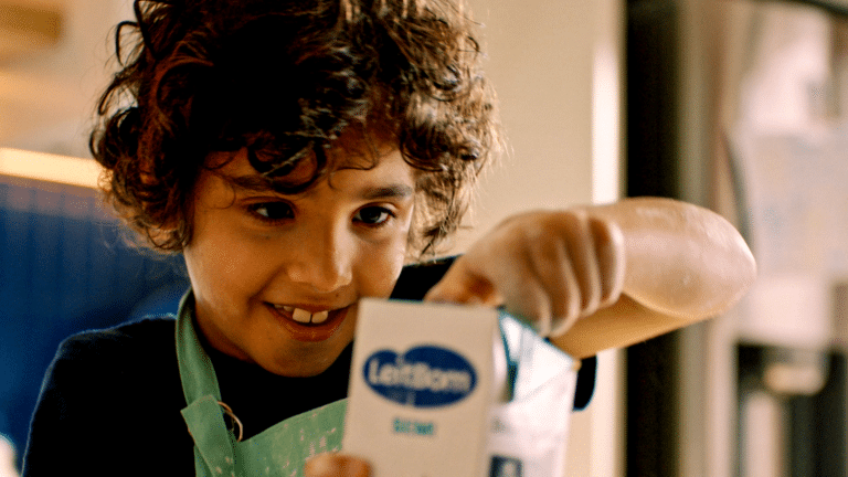 Cena do filme da campanha Se deu bom, é LeitBom