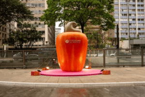 Caju gigante: L’Occitane au Brésil celebra chegada de nova fragrância com ativação em São Paulo